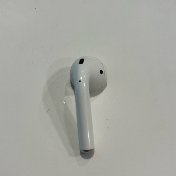 Apple AirPods and case- missing left airpod - Picture 3 of 7